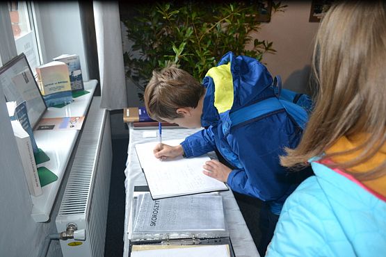 Grafika #32: Szkoła pamięta- młodzież na cmentarzu i w Izbie Pamięci w Krępie Kaszubskiej