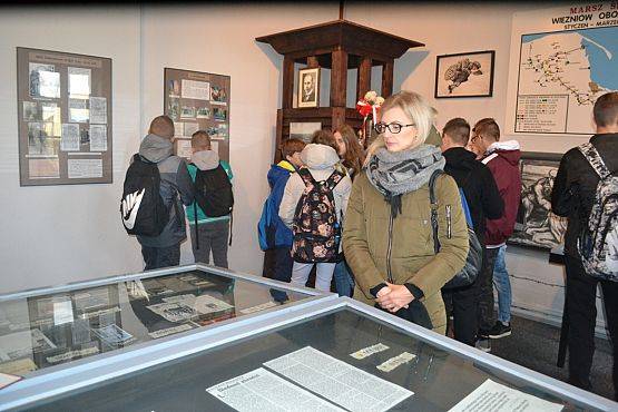 Grafika #33: Szkoła pamięta- młodzież na cmentarzu i w Izbie Pamięci w Krępie Kaszubskiej