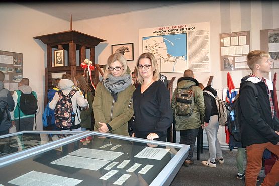 Grafika #34: Szkoła pamięta- młodzież na cmentarzu i w Izbie Pamięci w Krępie Kaszubskiej