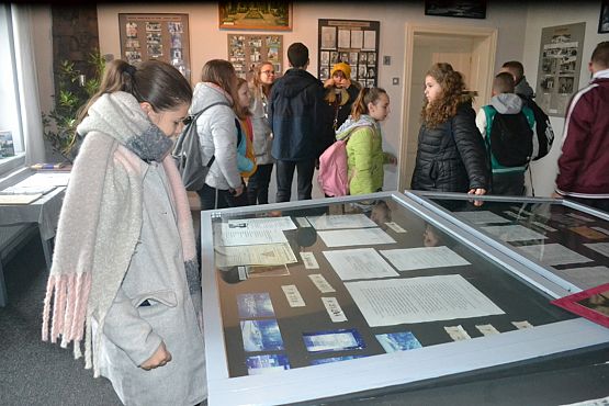 Grafika #35: Szkoła pamięta- młodzież na cmentarzu i w Izbie Pamięci w Krępie Kaszubskiej