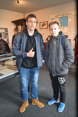 Grafika #36: Szkoła pamięta- młodzież na cmentarzu i w Izbie Pamięci w Krępie Kaszubskiej