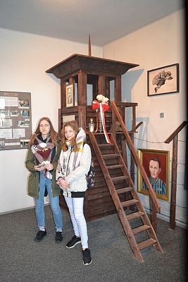 Grafika #38: Szkoła pamięta- młodzież na cmentarzu i w Izbie Pamięci w Krępie Kaszubskiej