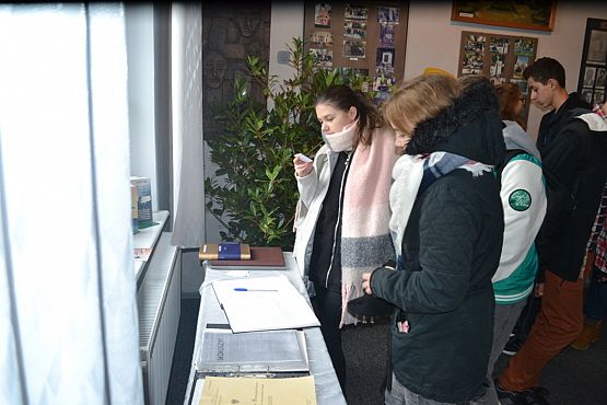 Grafika #39: Szkoła pamięta- młodzież na cmentarzu i w Izbie Pamięci w Krępie Kaszubskiej