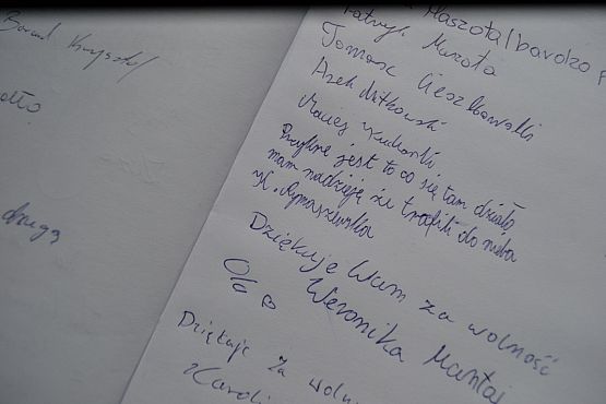 Grafika #40: Szkoła pamięta- młodzież na cmentarzu i w Izbie Pamięci w Krępie Kaszubskiej