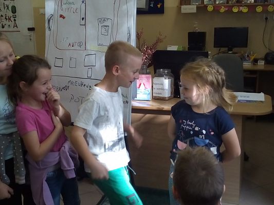 Grafika #7: Spotkanie w bibliotece