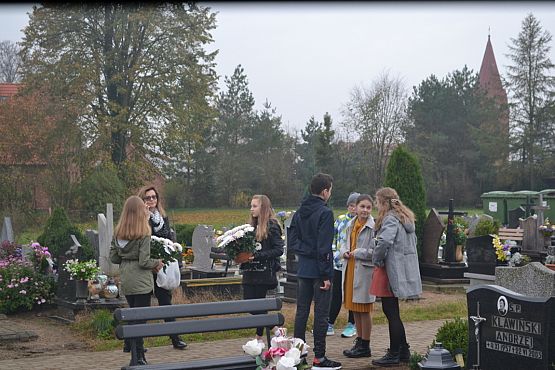 Grafika #49: Szkoła pamięta