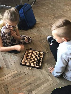 Grafika #12: Gra w szachy uczniów klasy II i III