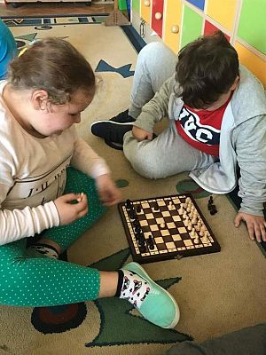 Grafika #15: Gra w szachy uczniów klasy II i III