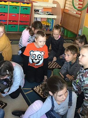 Grafika #16: Gra w szachy uczniów klasy II i III