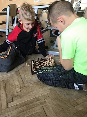 Grafika #1: Gra w szachy uczniów klasy II i III