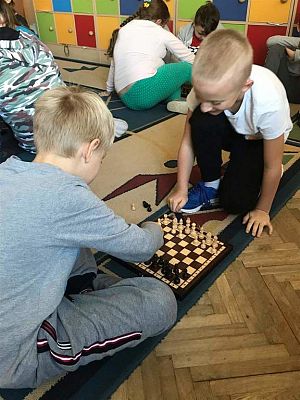 Grafika #2: Gra w szachy uczniów klasy II i III