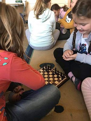 Grafika #3: Gra w szachy uczniów klasy II i III