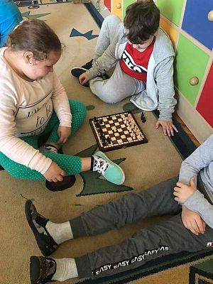 Grafika #4: Gra w szachy uczniów klasy II i III