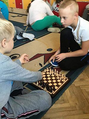 Grafika #6: Gra w szachy uczniów klasy II i III
