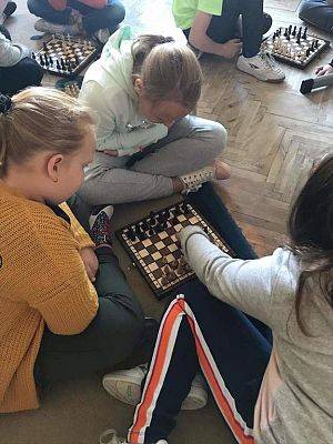 Grafika #7: Gra w szachy uczniów klasy II i III