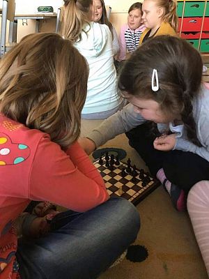 Grafika #8: Gra w szachy uczniów klasy II i III