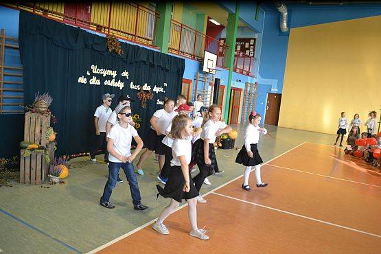 Grafika #16: Uczymy się nie dla szkoły lecz dla życia.