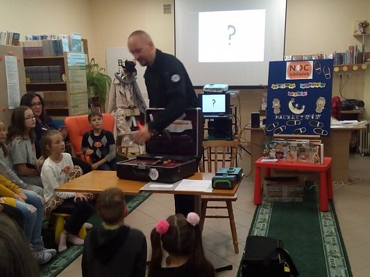 Grafika #8: NOC BIBLIOTEK