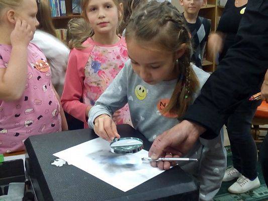 Grafika #9: NOC BIBLIOTEK