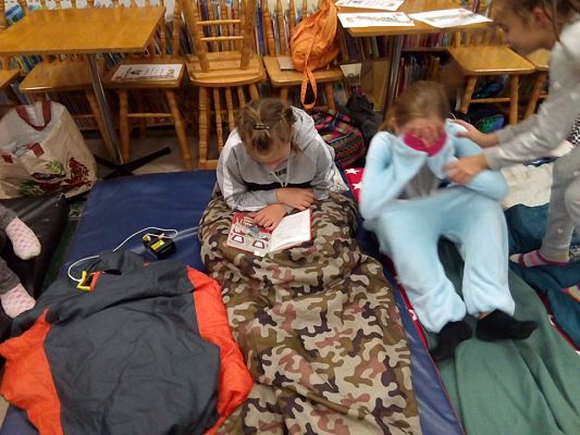 Grafika #10: NOC BIBLIOTEK