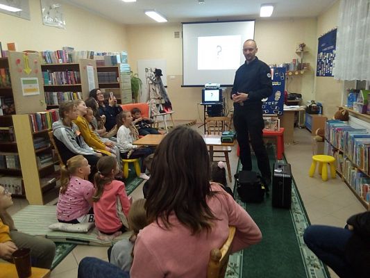 Grafika #11: NOC BIBLIOTEK