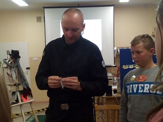 Grafika #25: NOC BIBLIOTEK