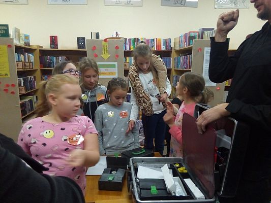 Grafika #26: NOC BIBLIOTEK