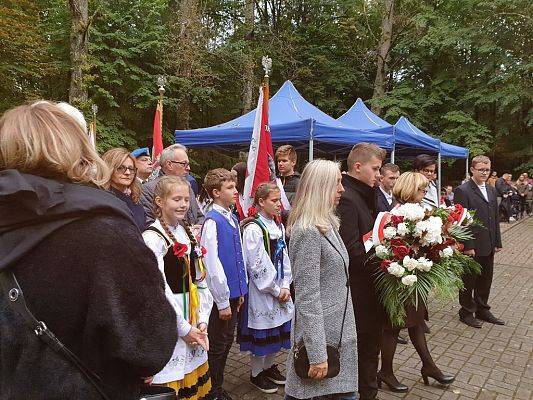Grafika #1: Uroczystość patriotyczno – religijna ku czci pomordowanych więźniów KL Stutthof