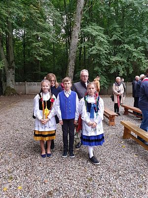 Grafika #2: Uroczystość patriotyczno – religijna ku czci pomordowanych więźniów KL Stutthof