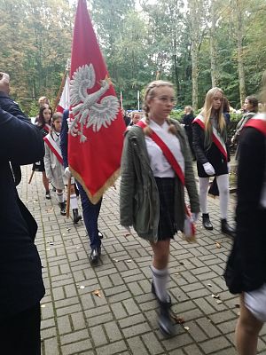 Grafika #8: Uroczystość patriotyczno – religijna ku czci pomordowanych więźniów KL Stutthof