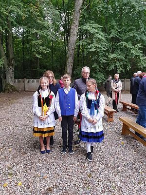 Grafika #12: Uroczystość patriotyczno – religijna ku czci pomordowanych więźniów KL Stutthof