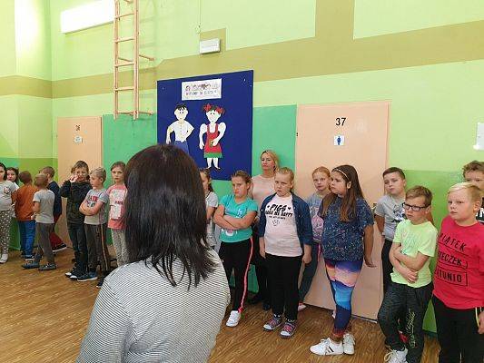 Grafika #0: Pierwszy apel dla uczniów klas młodszych