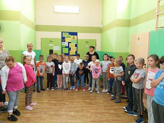 Grafika #3: Pierwszy apel dla uczniów klas młodszych