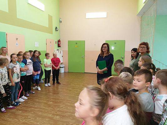 Grafika #4: Pierwszy apel dla uczniów klas młodszych