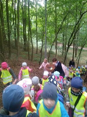 Grafika #1: Spacer przedszkolaków w Parku Chrobrego.