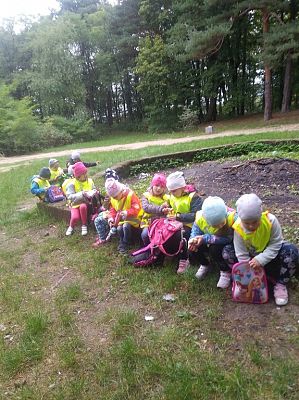 Grafika #2: Spacer przedszkolaków w Parku Chrobrego.