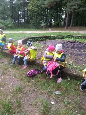 Grafika #3: Spacer przedszkolaków w Parku Chrobrego.