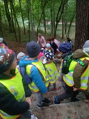 Grafika #4: Spacer przedszkolaków w Parku Chrobrego.