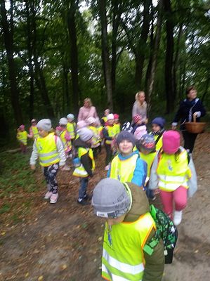 Grafika #5: Spacer przedszkolaków w Parku Chrobrego.