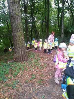 Grafika #6: Spacer przedszkolaków w Parku Chrobrego.