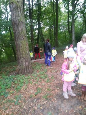 Grafika #9: Spacer przedszkolaków w Parku Chrobrego.