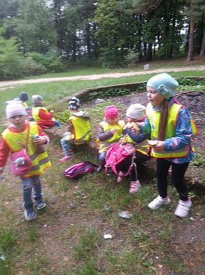 Grafika #11: Spacer przedszkolaków w Parku Chrobrego.