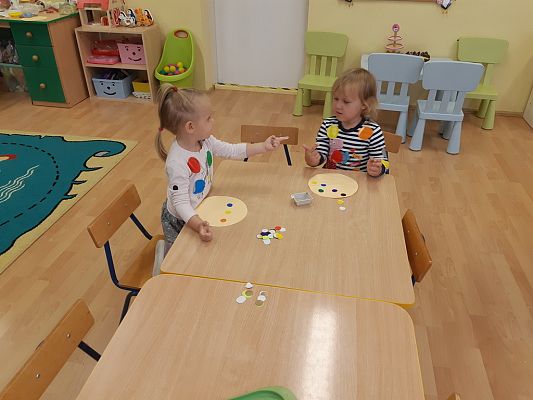 Grafika #10: Dzień kropki w przedszkolu