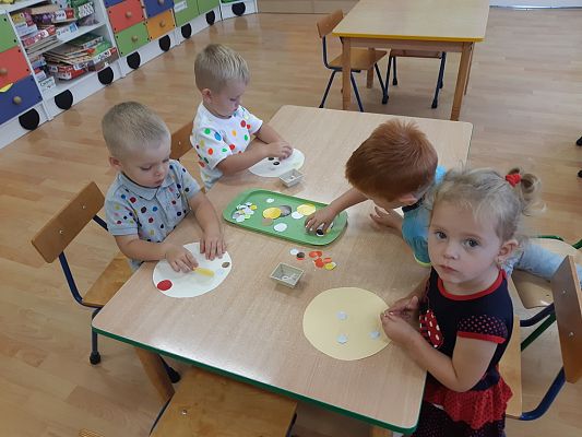 Grafika #11: Dzień kropki w przedszkolu