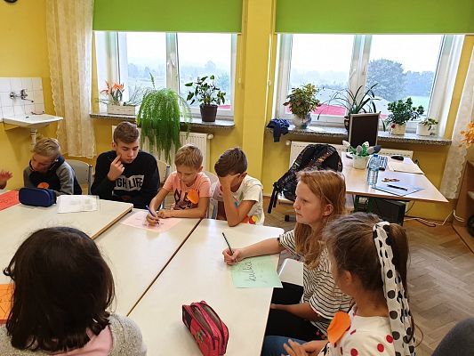 Grafika #1: Międzynarodowy Dzień Kropki – święto kreatywności, odwagi i zabawy.