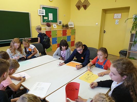 Grafika #2: Międzynarodowy Dzień Kropki – święto kreatywności, odwagi i zabawy.