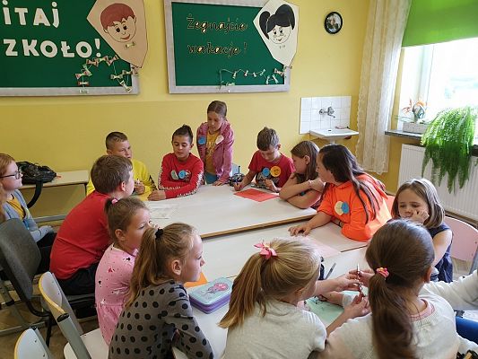 Grafika #3: Międzynarodowy Dzień Kropki – święto kreatywności, odwagi i zabawy.