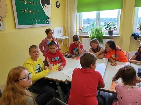 Grafika #4: Międzynarodowy Dzień Kropki – święto kreatywności, odwagi i zabawy.