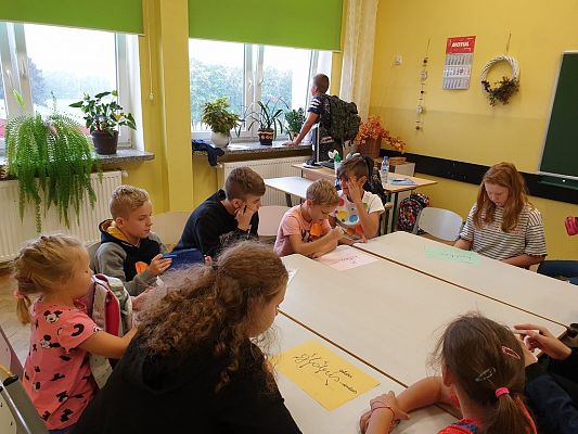 Grafika #5: Międzynarodowy Dzień Kropki – święto kreatywności, odwagi i zabawy.