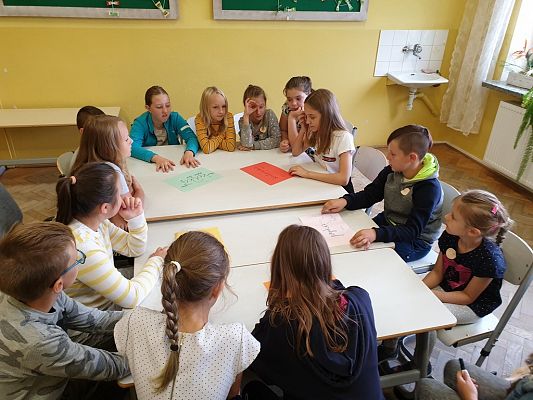 Grafika #6: Międzynarodowy Dzień Kropki – święto kreatywności, odwagi i zabawy.